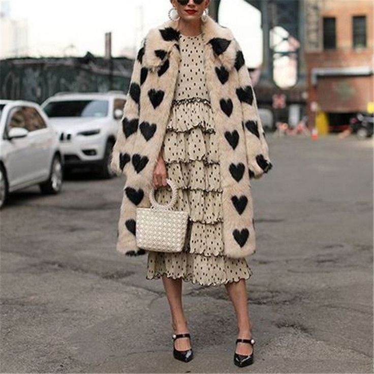 4d6e4749289c4ec58c0063a90deb3964desc48040385ri Women Long Coat, Streetwear Model, Festival Mode, Black And White Outfit, Coat Classic, Plush Coat, Love Pattern, Classic Coat, Long Coat Women