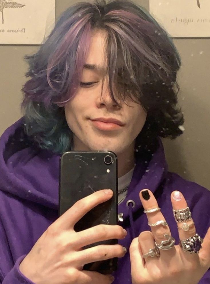 Short Hair Color Ideas Purple, Guy With Purple Hair Aesthetic, Masc Hair Dye Ideas, Guy Hair Dye Ideas, Purple Hair Highlights Short, Simple Hair Dye Ideas Brunettes, Men With Purple Hair, Dyed Hair Inspiration Men, Hair Color Ideas Guys