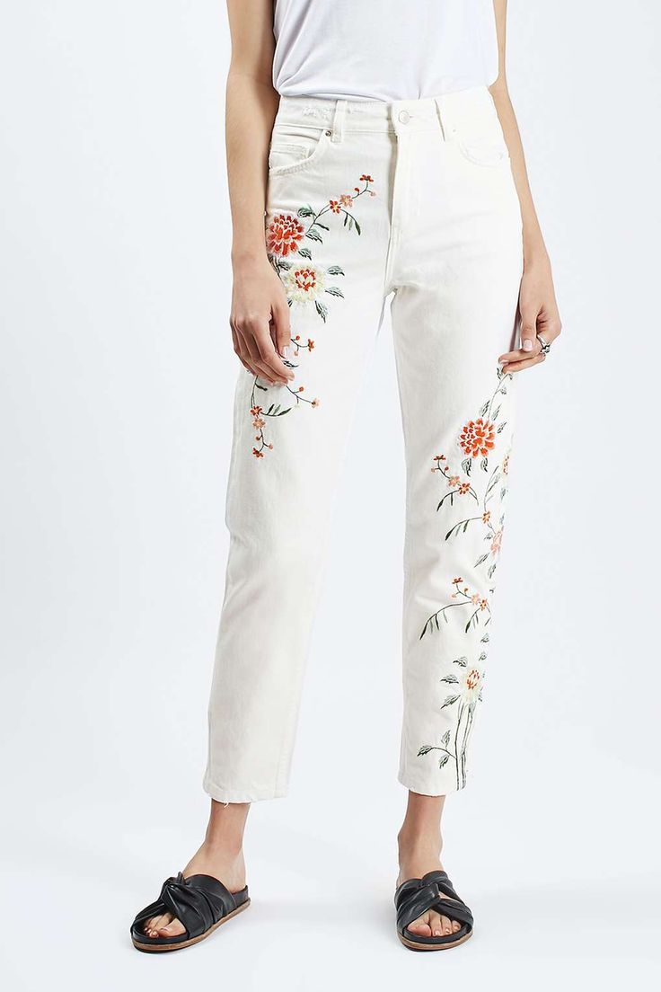 MOTO Floral Embroidered Mom - Topshop Jeans Bordados, Embroidered Mom Jeans, Pretty Pants, Moto Mom, Elegant Fashion Outfits, Salwar Suits Party Wear, Denim Embroidery, Fashion Vocabulary, Denim Ideas