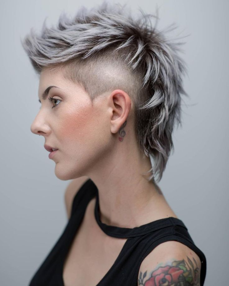 807 Likes, 9 Comments - LOSE YOUR LOCKS  (@chopitoff) on Instagram: “✂️✂️✂️ @foxy.coxy @sam_doeshair @alex.loves.color @salonalexandria843 . . . . #pixie #pixiecut…” Hairstyle Mohawk, Mohawk Hairstyles For Women, Bald Beauty, Short Punk Hair, Extreme Hairstyles, Mullet Wig, Mohawk Hairstyles, Short Grey Hair, Edgy Short Hair