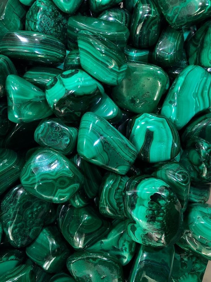 Crystals Dark Aesthetic, Malachite Crystal Aesthetic, Green Crystal Aesthetic, Jungle Green Aesthetic, Green Crystals Aesthetic, Green Witchcraft Aesthetic, Malachite Aesthetic, Minerals Aesthetic, Gemstones Aesthetic