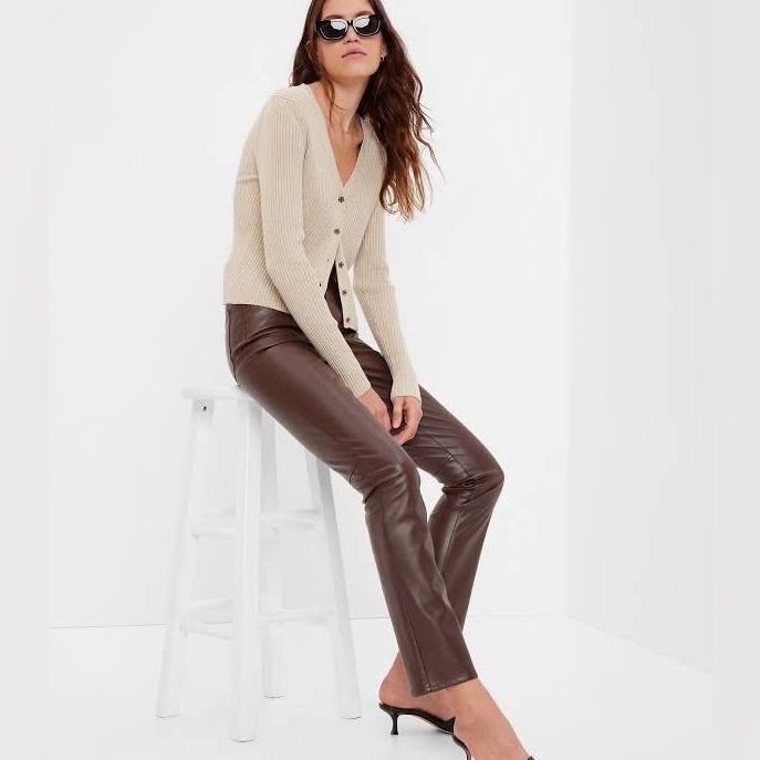 7 For All Mankind Vegan Leather Easy Slim Pant. Color Cognac Brown. Rocker-Chic Looks Start With This Sleek Slim Fit Pant. Crafted In Vegan Faux Leather With A High-Rise, Five-Pocket Construction, And A Tapered Silhouette. Versatile Styling Options Include Tees, Wispy Blouses, Or Chic Knits. Size Xs. New With Tags. Offers Welcome! Measurements Front Rise: 9” Inseam: 29” Waist Flat: 14” Hoc Autumn, Faux Leather Outfits, Faux Leather Jeans, Brown Leather Pants, Winter Preppy, Slim Straight Pants, Leather Pant, Denim Chic, Slim Trousers