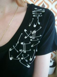 Diy Safety Pin Shirt, Safety Pin Clothes, Diy Safety Pin, Safety Pin Shirt, Safety Pin Art, Diy Clothes Refashion Videos, Pin Clothes, Diy Clothes For Women, Diy Safety