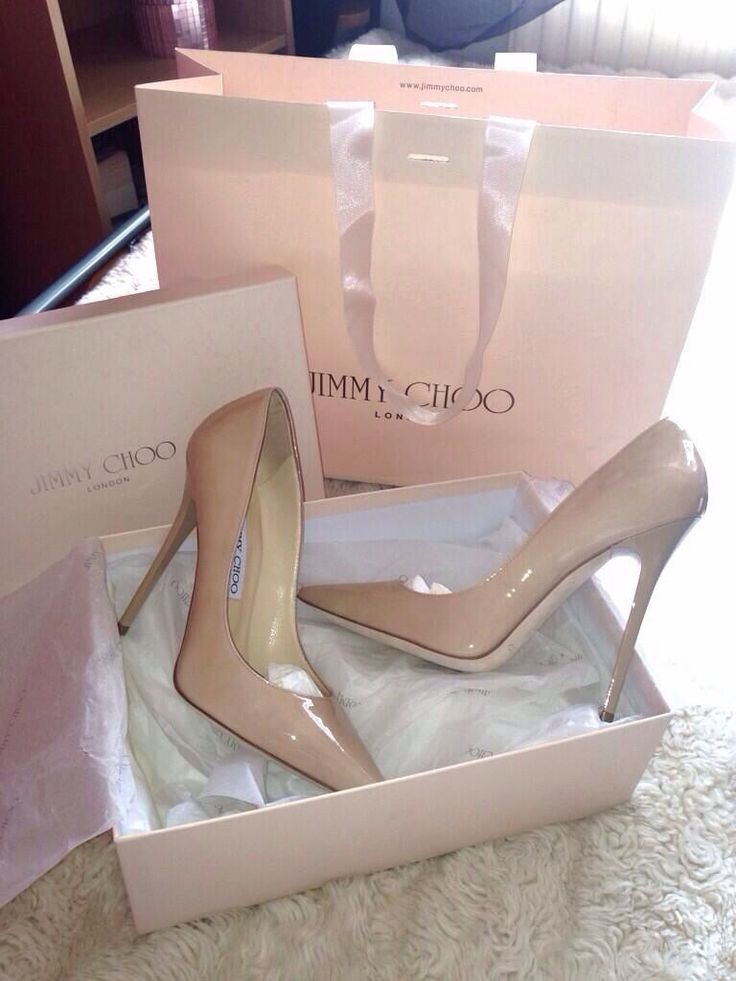 Jimmy Choo - these are perfect and can be worn with just about anything! Hak Tinggi, Jimmy Choo Heels, Nude Pumps, Gorgeous Shoes, Fabulous Shoes, Jimmy Choo Shoes, Crazy Shoes, Pretty Shoes, Dream Shoes