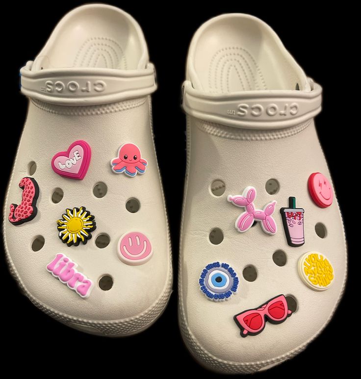 Preppy Croc Jibbitz, Crocs Astethic, White Croc Inspiration, Croc With Charms, White Crocs Jibbitz Ideas Aesthetic, White Crocs With Charms Ideas, Jibbitz Crocs Ideas White, Preppy Outfits With Crocs, Pink Croc Aesthetic