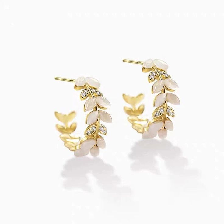 These elegant Kohi stud earrings are crafted from gold-plated brass with a highly polished finish. Their size of 2.2cm makes them suitable for both everyday wear and special occasions. Their sophisticated design will ensure you look truly stunning. Delicate Gold Tarnish-resistant Earrings, Trendy Gold-tone Gold Plated Earrings, Trendy Rose Gold Plated Earrings, Trendy Yellow Gold Plated Earrings, Trendy Gold Plated Jewelry With Matching Earrings, Elegant Gold-tone Metal Huggie Earrings, Chic Silver Gold-plated Earrings, Elegant Gold-tone Plated Hoop Earrings, Trendy Gold-tone Earrings For Gift