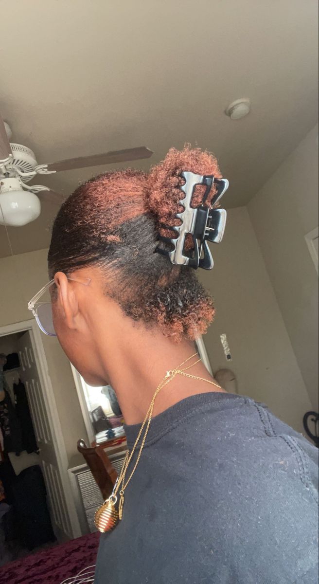 Black girl 
Claw clip hairstyle Skl Hairstyles, Baddie Era, Claw Clip Hairstyles, Claw Clip Hairstyle, Hairstyle Black, Clip Hairstyle, Hair Inspired, Cute Box Braids, Haute Hair