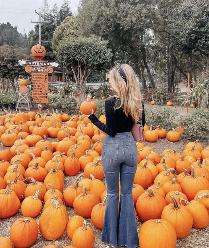 Pumpkin Patch Outfit Ideas For Family, Pumpkin Patch Flannel Outfit, Fall Farm Outfit, Pumpkin Patch Outfit Hot Weather, Pumpkin Patch Fits, Pumpkin Patch Instagram Pictures, Cute Pumpkin Patch Outfits, Pumpkin Patch Outfit Women, Pumpkin Patch Photo Ideas