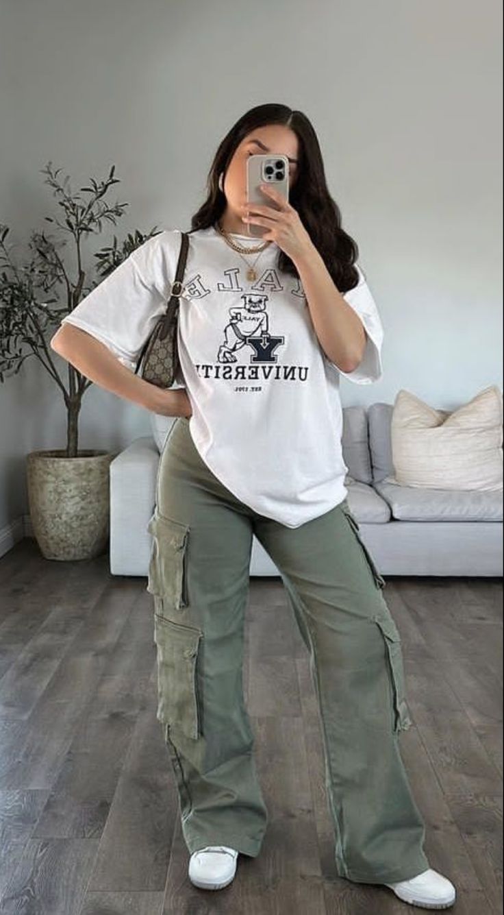 Cargo Pants Outfit Hijab, Style Green Cargo Pants, Cargo Pants Outfit Fall, Cargo Pants Outfit Summer, White Cargo Pants Outfit, Cargo Outfits Women, Cargo Pants Outfit Street Style, Cargo Pants Women Outfit, Green Cargo Pants Outfit