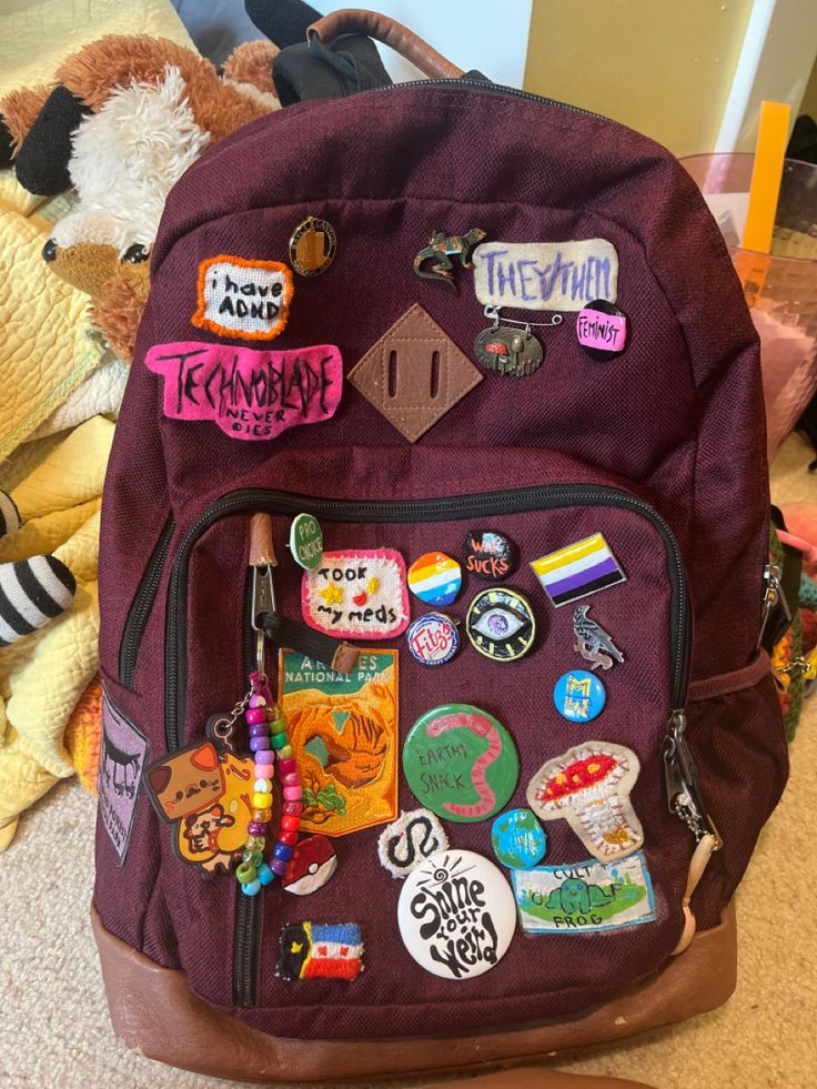 Ikea Bag, Inside My Bag, Bag Pins, Backpack Decoration, Dating Profile, Cool Backpacks, Cute Bags, On The Side, Kirby