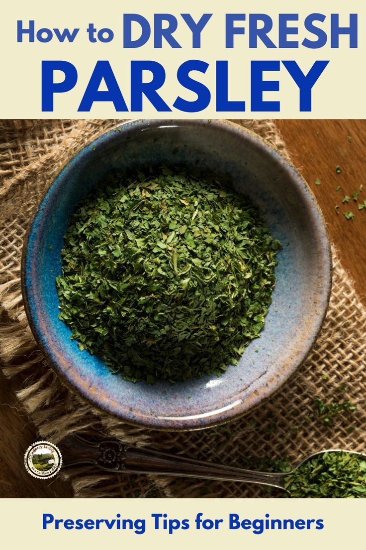 how to dry fresh parsley in a bowl with spoons and cloth on the table