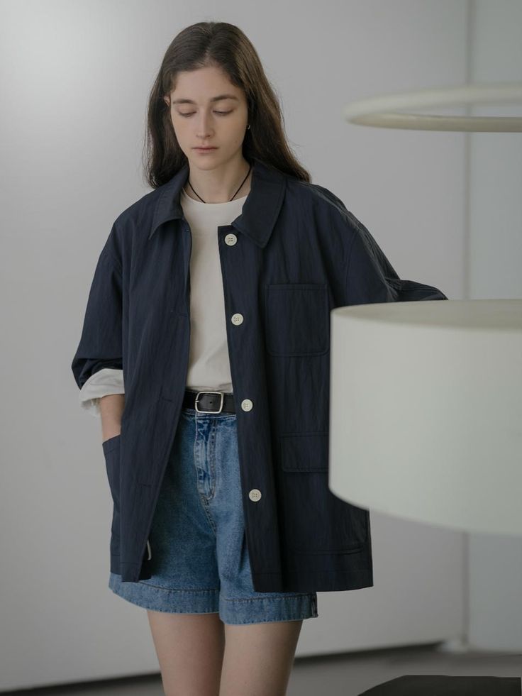 This is a mac coat that is easy to wear lightly and is made of bio-washed cotton blend material. The outer pockets were added to the moderate length mac coat design to create a casual mood, and the tap details on the sleeves and the outfit that falls leisurely toward the hem give it a trendy feel.- Use of neatly falling collar line and colored buttons- Naturally falling shoulder line and solid sewing line- Tap detail and BETTER logo engraved button on sleeves- Comfortable fit thanks to the use of polyester and cotton for the lining Navy Cotton Outerwear With Patch Pockets, Navy Cotton Outerwear With Buttoned Pockets, Navy Casual Outerwear With Buttoned Pockets, Navy Outerwear With Buttoned Pockets For Work, Navy Cotton Outerwear With Pockets, Navy Outerwear With Patch Pockets For Spring, Modern Cotton Outerwear For Everyday, Modern Cotton Outerwear With Buttons, Navy Oversized Cotton Outerwear