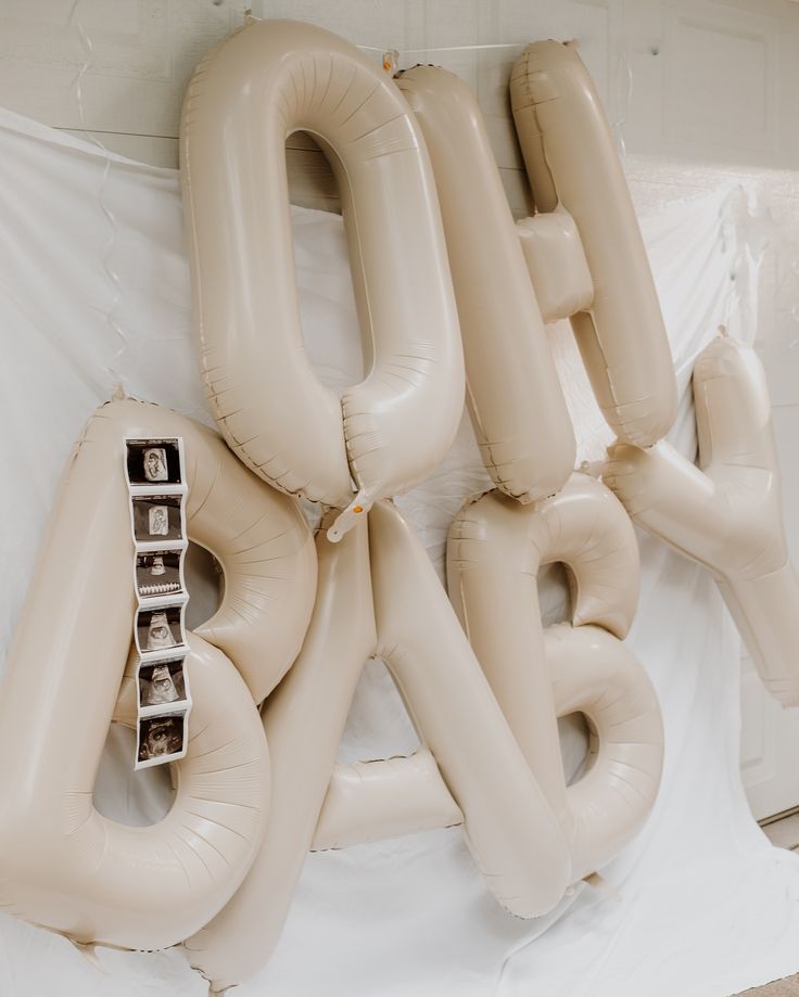 an inflatable sign that says 80 is displayed on the wall next to other balloons