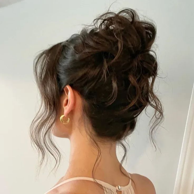 Messy wavy bun wedding hairstyle Low Curled Bun Wedding Hair, Curled French Twist, Loose Curled Updo, Loose Curl Updo Messy, Bridesmaid Hairstyles Updo High, Loose Bun Hairstyles Wedding, Hair For Mock Neck Dress, Bridesmaid Updo Medium Length Hair, Loose High Bun Wedding Hair