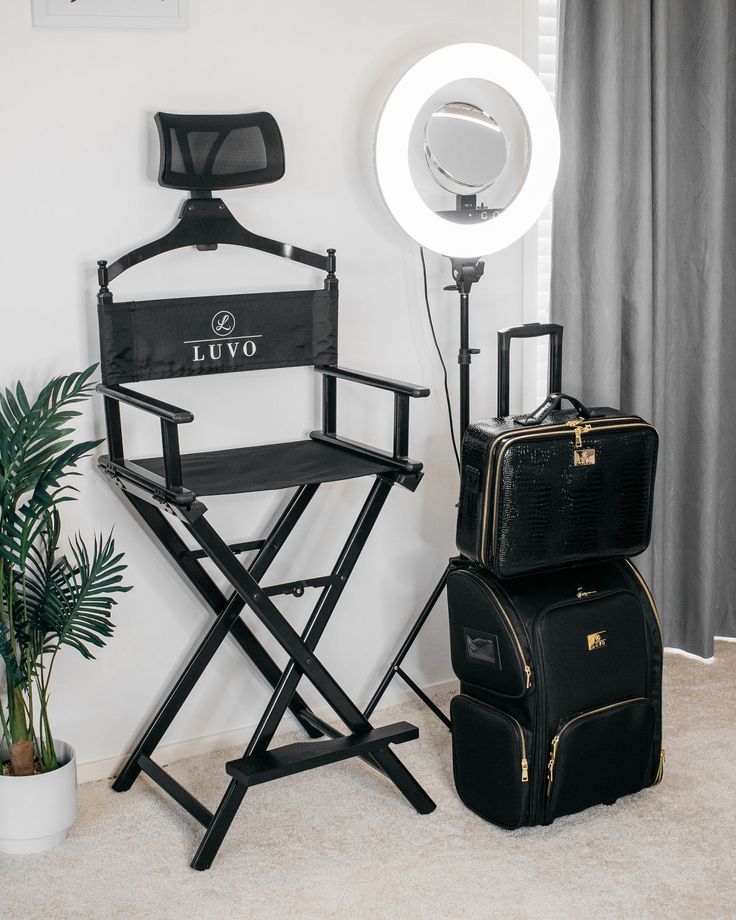 Makeup Studio Ideas Beauty Room Make Up, Makeup Artist Vanity Ideas, Industrial Vanity Makeup, Professional Makeup Artist Vanity, Professional Makeup Vanity, Makeup Artist Mirror, Vision Board Ideas Makeup Artist, Studio Makeup Ideas, Make Up Mirrors