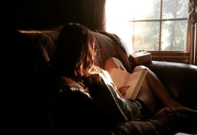 Mara Dyer, Aria Montgomery, Mazzy Star, Reading A Book, Academia Aesthetic, Intj, Autumn Aesthetic, Girl Next Door, Pretty Little Liars