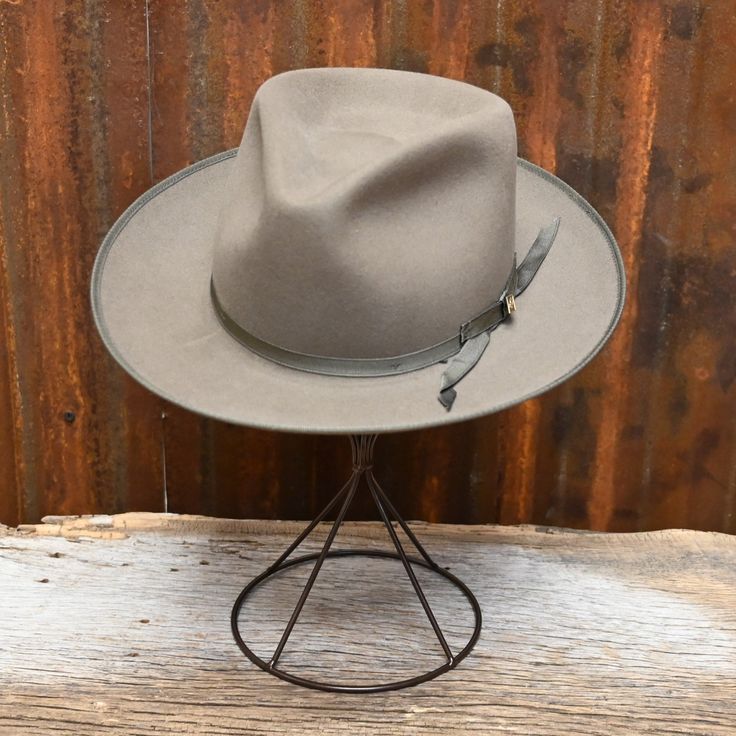 View of front of hat Felt Cowboy Hat Outfit, Classic Fitted Top Hat For Outdoor, Fitted Panama Hat For Western-themed Events, Rigid Flat Brim Hat For Country Events, Western Wide Brim Fitted Hats, Fitted Wide Brim Hats For Rodeo, Vintage Fitted Felt Hat For Ranch, Fitted Wide Brim Felt Hat For Western-themed Events, Vintage Fitted Fedora For Ranch