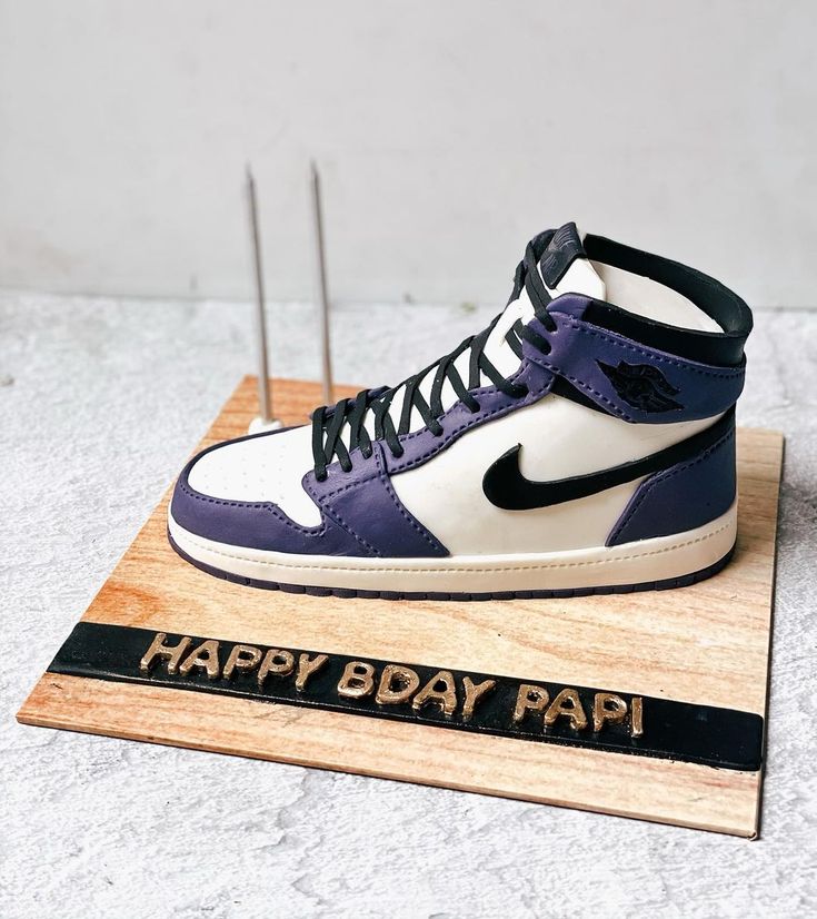 a cake made to look like a pair of shoes with the words happy day papi on it