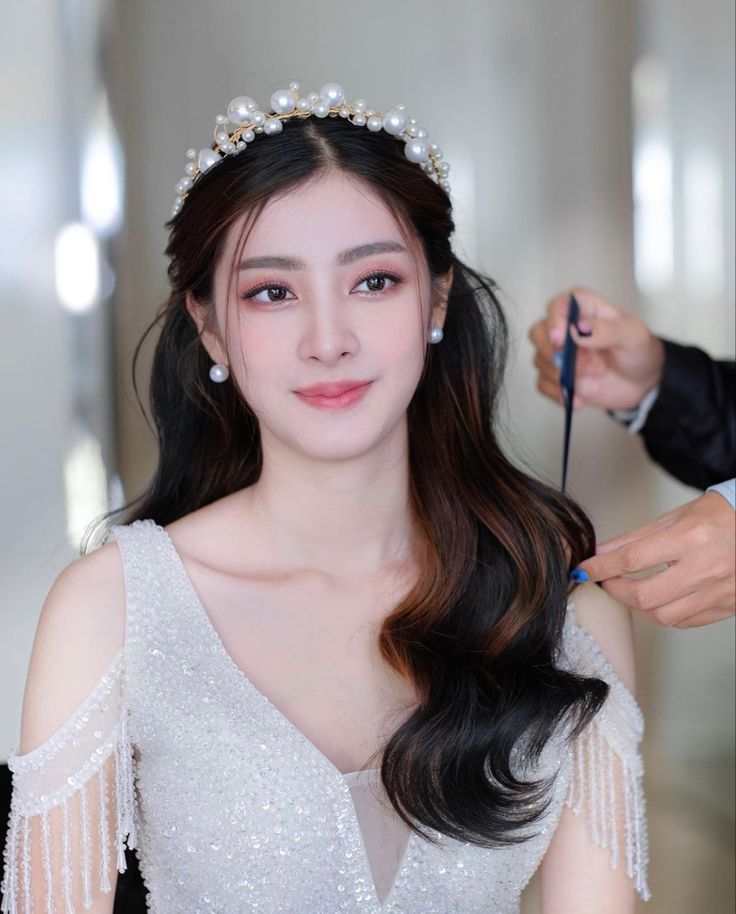 Korea Wedding Hairstyle, Sweet 17 Makeup Look, Modern Sangjit Hairdo, Wedding Hairstyles Korean Brides, Korean Wedding Crown, Asian Wedding Hair With Veil, Korean Hairstyle Wedding Bridal Hair, Bride Hairstyles Asian, Wedding Hairstyles For Square Face