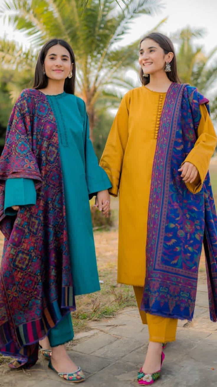 Wollen Suits Design Winter, Pashmina Suit Design, Winter Kurtas For Women, Winter Salwar Suit Designs, Woollen Kurta Designs Women, Winter Wear Suits For Women Indian, Pakistani Woolen Suits, Winter Suit Design For Women Pakistani, Winter Kurta Design