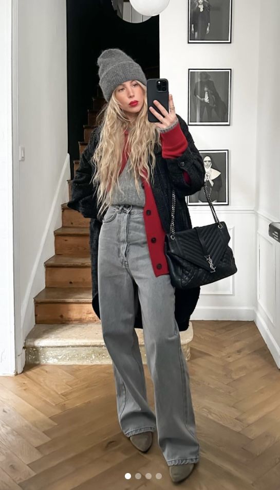 Grey Beanie Outfit Aesthetic, Wide Leg Grey Jeans Outfit, Wide Jeans Winter Outfit, Hacienda Outfit, How To Style Doc Martens Winter, Outfits Con Jeans Gris, Layered Sweatshirt Outfit, Grey Wide Leg Jeans Outfit, Light Gray Jeans Outfit