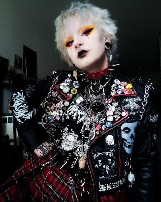 Classic Punk Fashion, Crust Punk Makeup, Clownpunk Fashion, Queer Punk Fashion, Trad Punk, Punk Rock Aesthetic Outfits, Alt Jacket, Punk Battle Jacket, Crust Punk Fashion