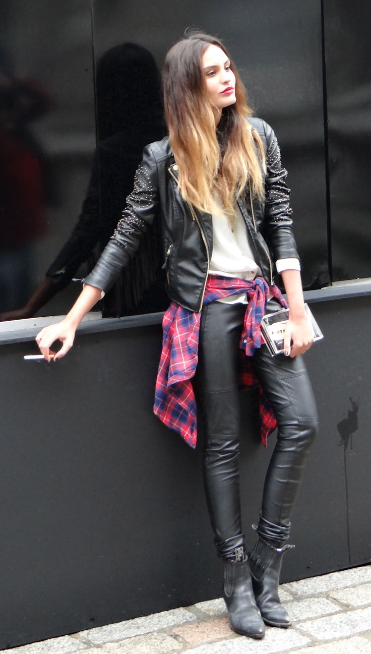 Rock style : Black leather pants + Leather Jacket + tee + flannel tied around waist Flannel Tied Around Waist, Glam Rock Style, Rocker Chic Style, Look Rock, Rock Outfit, Concert Outfits, Style Rock, Rock Outfits, Black Leather Pants