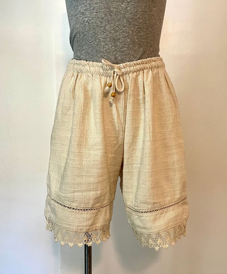 The cutest and unique pair of linen and crochet trim shorts for the summer. In great condition. Midrise fit. Tag says made in Brazil. Fits a size small the best. But could fit smaller as well.  Approx: 13" across waist (unstretched) 19" fully stretched  17.5" total length  8" inseam (including the fringe)  11" across leg hem (laying flat) White Bohemian Shorts With Crochet Trim, Fitted Crochet Trim Shorts, Beige Ruffled Shorts, Spring Lace Shorts With Crochet Trim, Beige Lace Trim Shorts, Crochet Fringe, Crochet Trim, Fringe Trim, Short Outfits