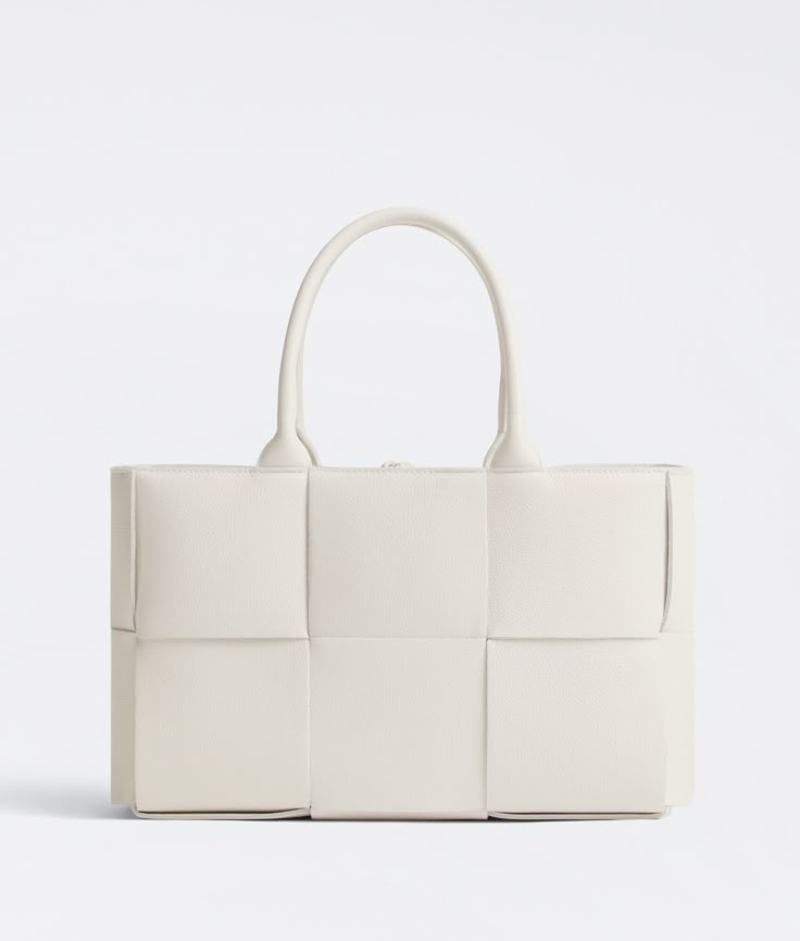 Bottega Veneta® Women's Small Arco Tote Bag in White. Shop online now. Bottega Veneta Arco Mini, Bottega Veneta Arco, Arm Candies, Bottega Veneta Handbag, Bag Closet, Bottega Veneta Bag, White Tote, Pretty Bags, Bag Collection