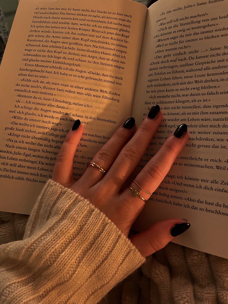 black nails idk… Black Ring Aesthetic, Black Nail Polish Aesthetic, Black Dip Nails Ideas, Black Nail Aesthetic, Black Nail Inspo Short, Hand Claims, Black Painted Nails, Black Nails Aesthetic, Black Nail Design