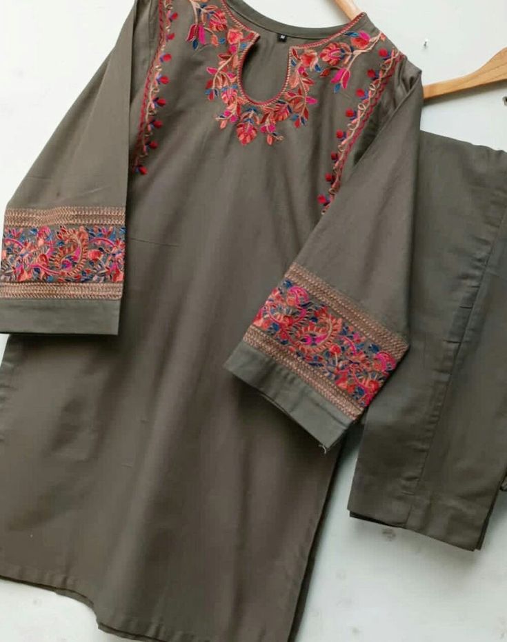 Embroidery Designs For Winter Suits, Kashmir Embroidery Design, Kashmiri Embroidery Suits Design, Kashmiri Pheran Designs, Pashmina Suits, Plain Suits, Simple Suit, Stylish Kurtis Design, Easy Dress Sewing Patterns