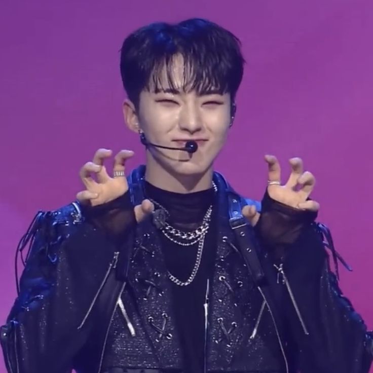 Hoshi Concert Photos, Hoshi Horanghae Pose, Horanghae Pose, Seventeen Hoshi Horanghae, Hoshi Smile, Svt Weverse, Hoshi Horanghae, Hoshi Svt, Concert Stage