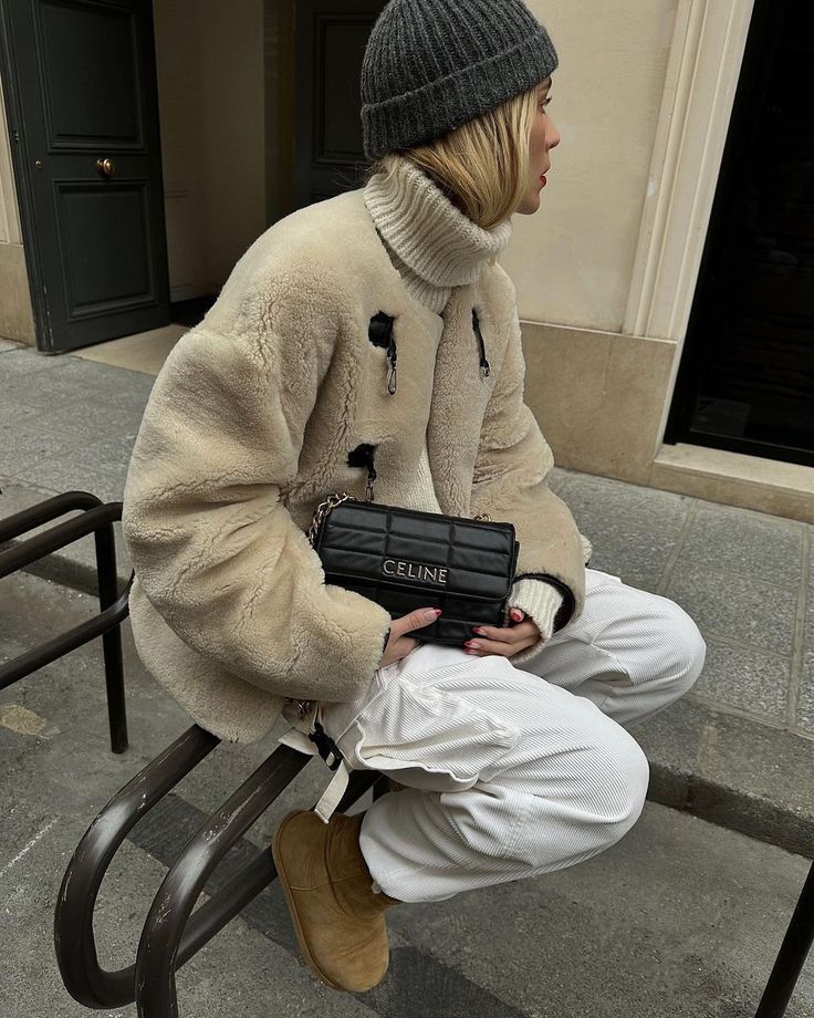 How to style Instagram’s most-coveted snow boots in the chicest possible way Beige Wool Coat, Look Adidas, Estilo Indie, Skandinavian Fashion, Shiny Pants, Uggs Outfit, Female Shorts, Brown And Beige, Elegant Casual