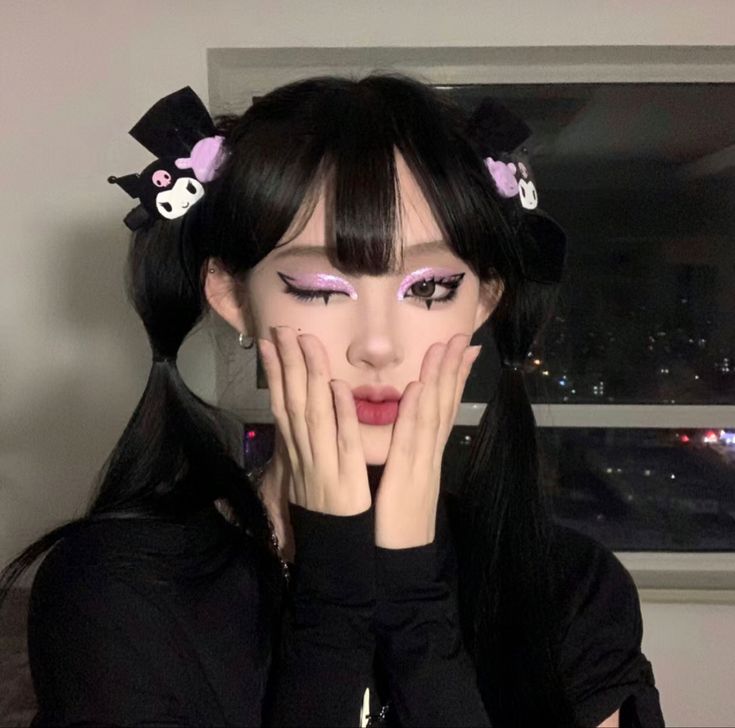 Kuromi Eye Makeup, Kuromi Eyeliner, Kuromi Face Paint, Kuromi Inspired Makeup, Anime Makeup Aesthetic, Sanrio Makeup Look, My Melody Makeup, Kuromi Cosplay, Kuromi Makeup