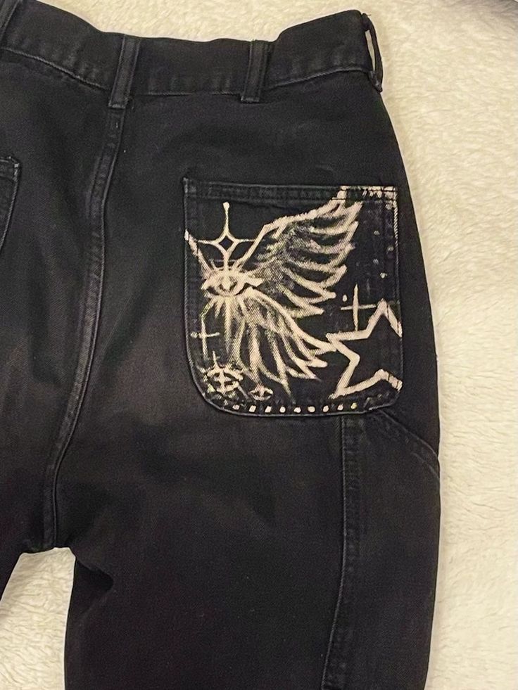 Bleach Pants Ideas Diy, Bleach Painting Black Jeans, Upcycle Clothes Bleach, Diy Black Jeans Paint Ideas, Custom Bleached Jeans, Bleached Black Pants, Black Painted Jeans, Bleached Jeans Ideas, Bleach Art Pants