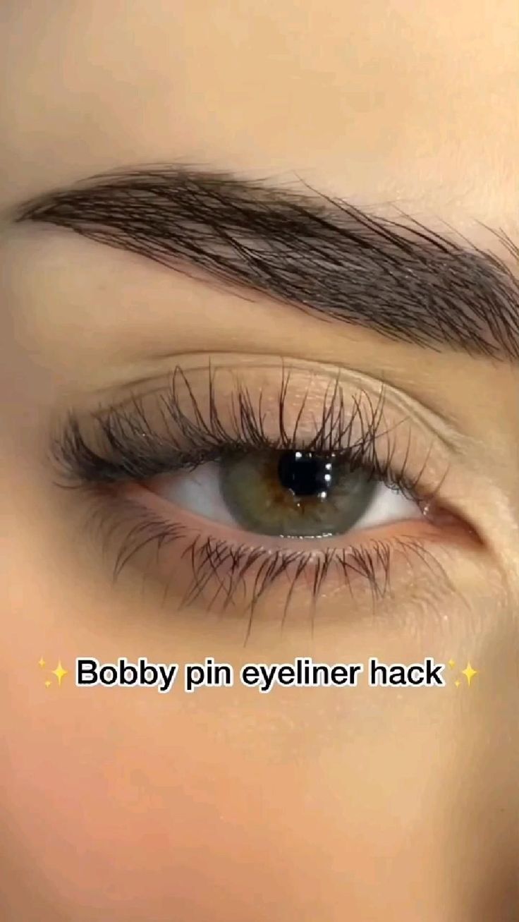 Eyeliner For Hooded Eyes, Eyeliner For Beginners, Beginners Eye Makeup, Simple Eyeliner, Eye Makeup Techniques, Makeup Artist Tips, Face Makeup Tips, Eye Liner Tricks, Makijaż Smokey Eye