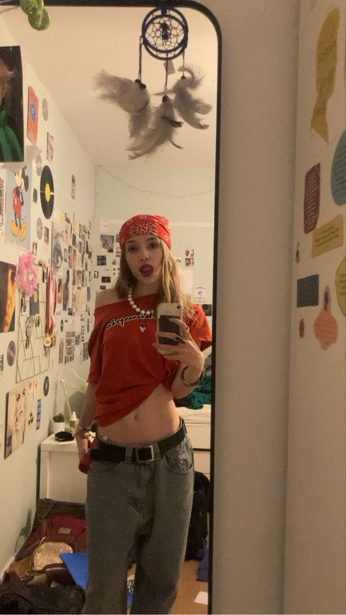 Streetwear blonde girl fit check 90’s style vibe red hiphop aesthetic outfit Hip Hop Fashion 2000s, 2000s Hiphop Outfit, Hip Hop Style 90s Girl, Red Hip Hop Outfit, Women Hip Hop Outfits, Mid 90s Style, West Side Outfits, 90s Hood Aesthetic, 90s Gangster Aesthetic