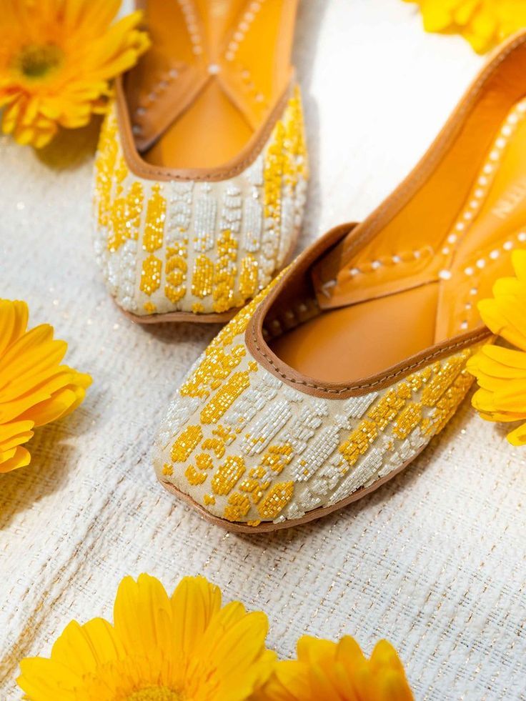 Juttis For Women, Indian Wedding Shoes, Nykaa Fashion, Indian Shoes, Contrast Design, Trending Womens Shoes, Designer Party Dresses, Punjabi Jutti, Fashion Shoes Sandals