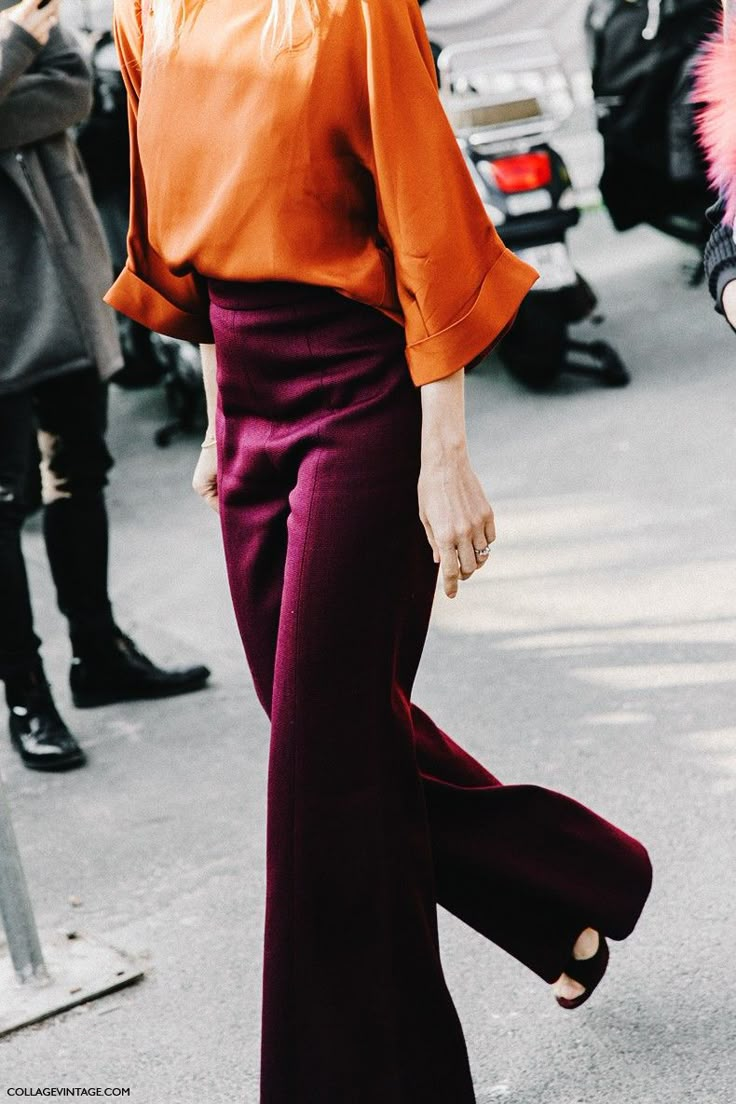 Combinação maravilhosa de cores: laranja com beterraba September Fashion, Street Style 2016, Purple Pants, Paris Fashion Week Street Style, Cooler Look, Fashion Weeks, Fashion Week Street Style, 가을 패션, Inspiration Mode