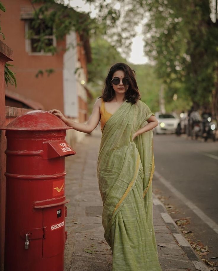 Saree With Sunglasses Look, Office Saree Look, Plain Green Saree, Aesthetic Saree Photography, Aesthetic Saree, Saree Photography, Saree Shoot, Draping Styles, Ethnic Wears