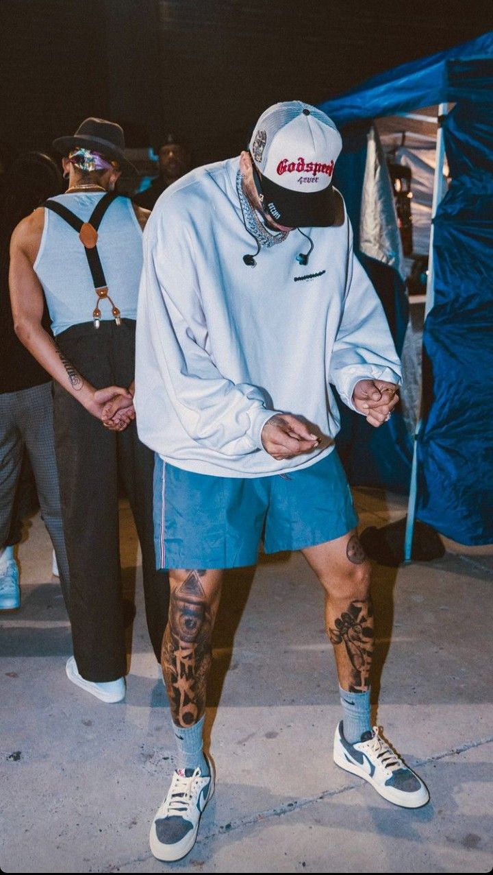 Chris Brown Brown Shorts Outfit, Quotes Tiktok, Chris Brown Outfits, N Photo, Chris Brown Style, Men Streetwear Fashion, Chris Brown Wallpaper, Chris Brown Pictures, Breezy Chris Brown