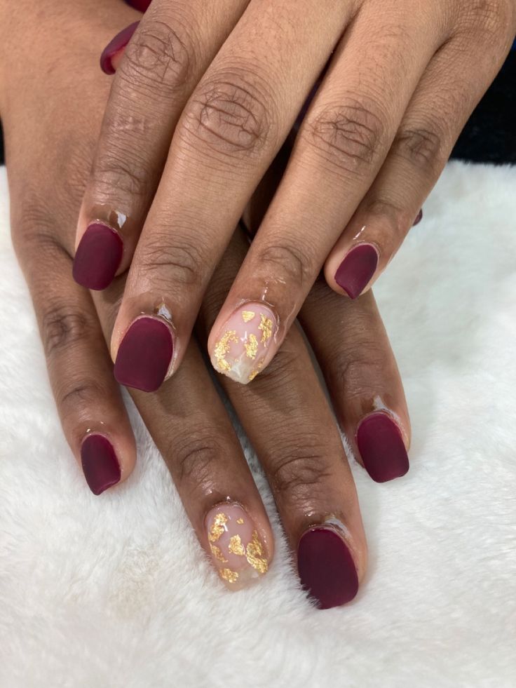 Red Overlay Nails, Fall Nails Ideas Burgundy, November Nail Ideas Acrylic, Fall Manicure Ideas For Short Nails, Burgundy Gold Nails, Short Gel Nails Fall, Short Burgundy Nails, Short Natural Nail Designs, Fall Nails Acrylic Short