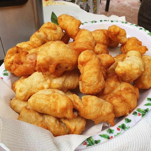 some fried food is sitting on a paper plate