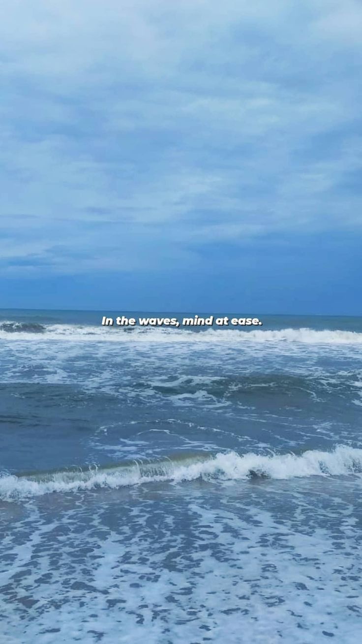 there is a message on the water in the middle of the ocean that says in the waves, mind at ease