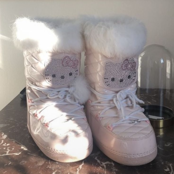 Archive fashion Hello Kitty Snow Boots, Hello Kitty Moon Boots, Hello Kitty Toes, Shein Boots, Kuromi Clothes, Winter Coquette, Bedazzled Shoes, Y2k Girl, Hello Kitty Clothes