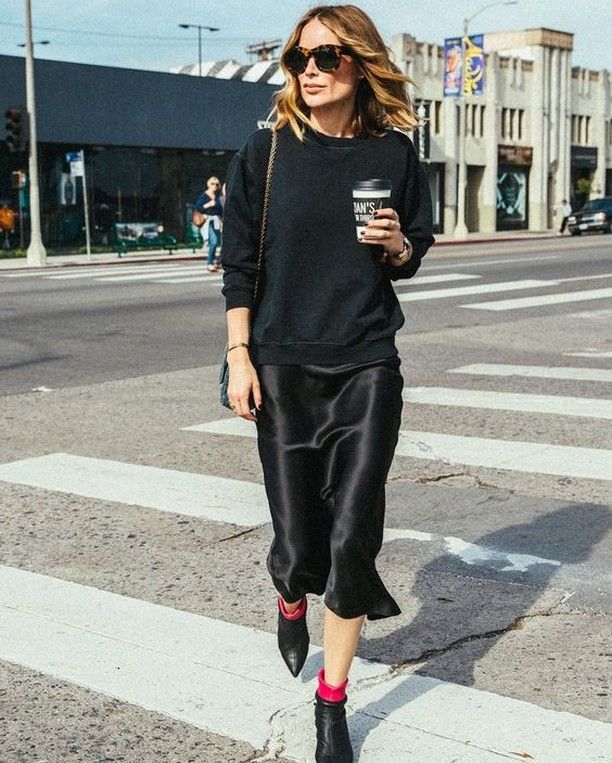 Black sweater + slip dress + ankle boots Slip Dress Outfit Ideas, Slip Dress Street Style, Winter Fashion Outfits Dressy, Vinter Mode Outfits, Casual Chique Stijl, Satin Skirt Outfit, Slip Dress Outfit, Outfit Ideas Winter, Winter Mode Outfits