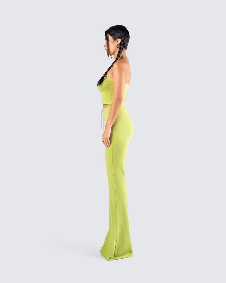 Your collection is calling for an update, and we've got you covered with our coziest lounge set ☁️💚 Featuring a non-padded bandeau with a semi-stretch fit, this figure-flattering ensemble is designed to hug your curves. The set is finished with wide-leg pants adorned with stylish front tie knots, ensuring both comfort and chic appeal 💫 Trendy Green Summer Sets, Fitted Green Sets For Night Out, Fitted Green Set For Night Out, Spring Party Green Sets, Green Spring Loungewear Sets, Green Sleeveless Loungewear Sets, Green Sleeveless Sets For Loungewear, Green Sleeveless Lounge Sets, Green Sleeveless Cotton Sets