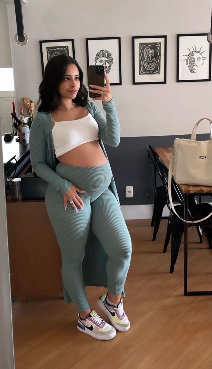 Mom Bod Before And After, Pregnant Cute Outfits, 2 Piece Maternity Outfit, Crop Top Maternity Outfit, Pregnet Outfits Pregnancy Fashion, Spring Outfits Pregnant, Maternity Crop Top Outfits, Best Maternity Clothes, Pregananant Outfits