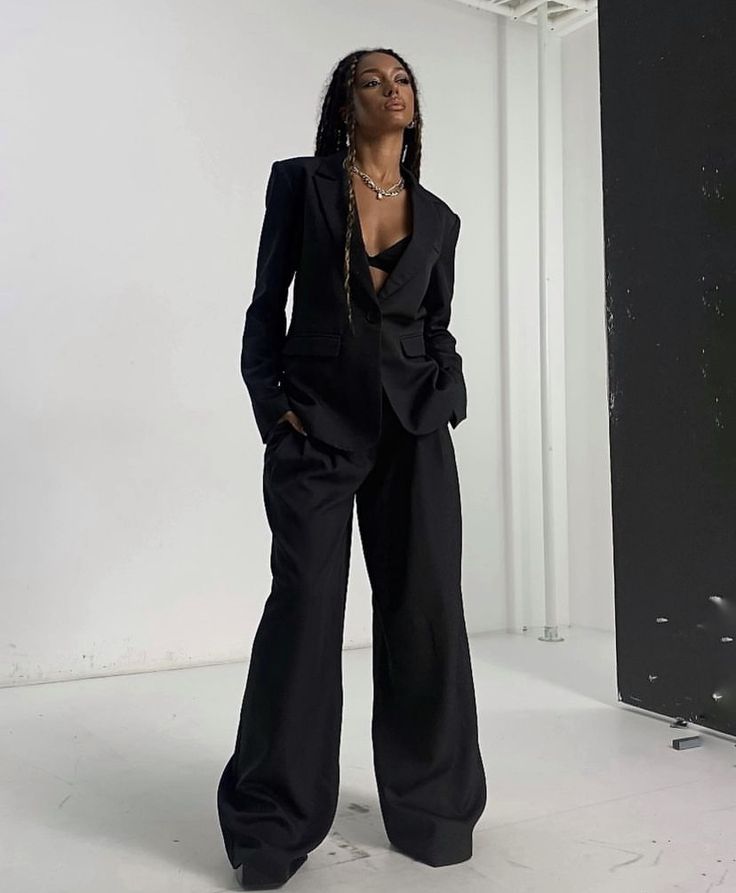 Gala Suit Women, Androgynous Fashion Black Women, Female Suits Aesthetic, Matric Dance Suits, Prom Suits Women, Black Women In Suits, Women In Suits Aesthetic, Lame Cobain, Graduation Suit