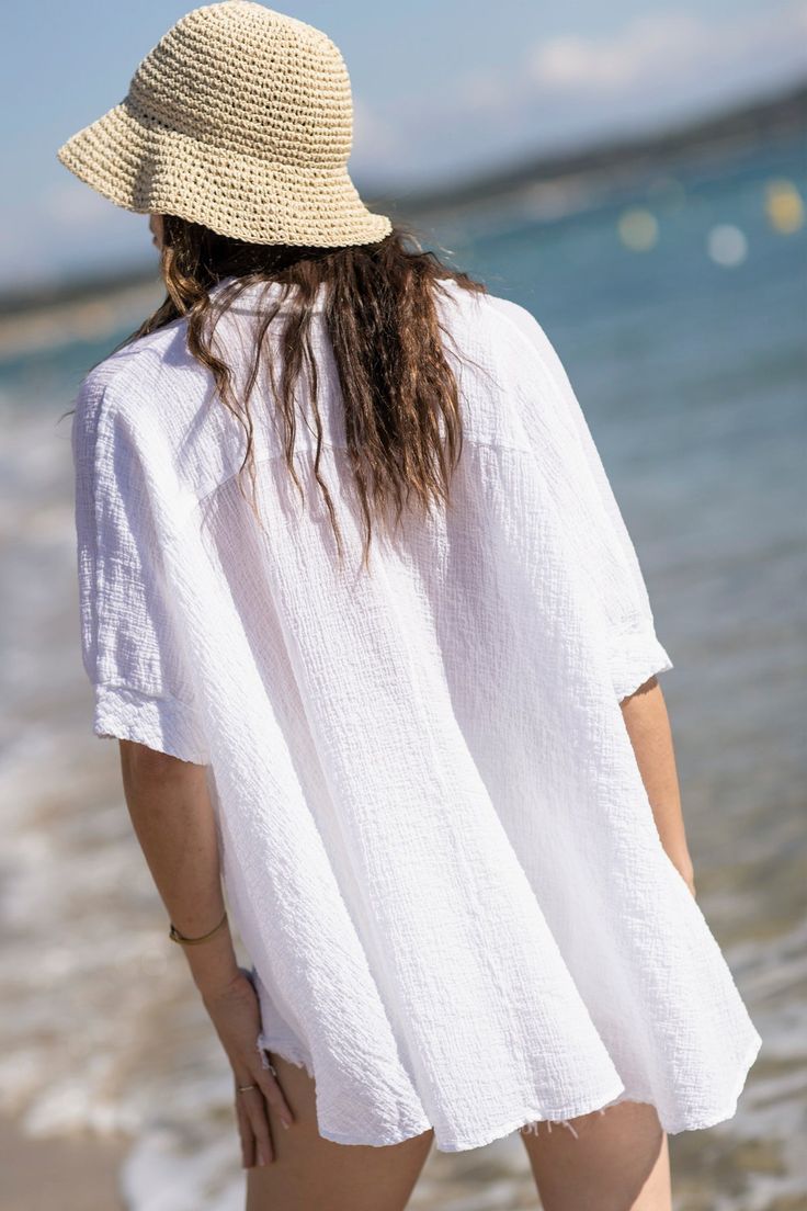 Chemise oversize confectionnée dans un tissu en coton super léger. Confortable, aérée et parfaite pour un style estival décontracté.